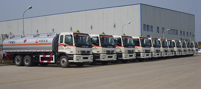 油罐車大批訂單準(zhǔn)備出發(fā)