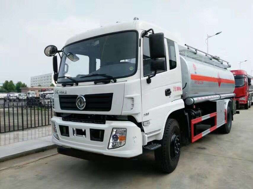 國五東風新款后八輪運油車