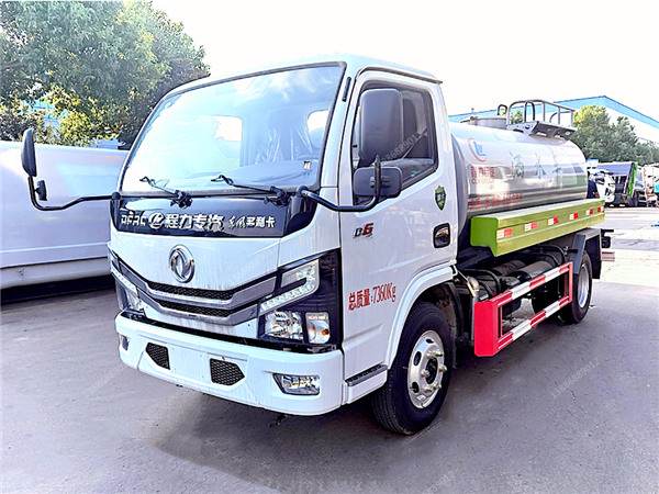 東風(fēng)多利卡D6新款灑水車(chē)