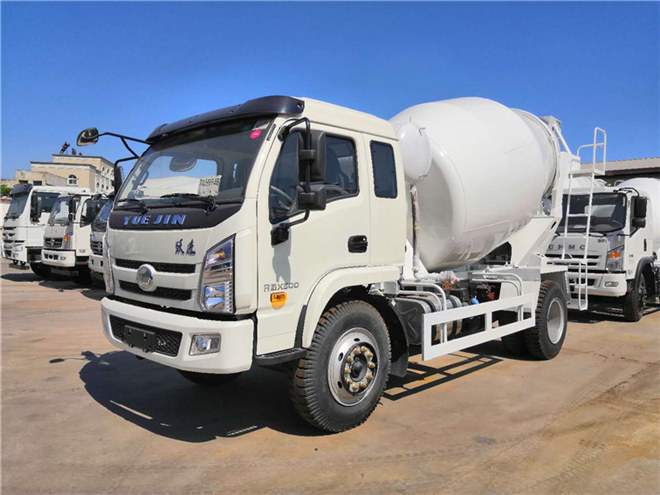 躍進(jìn)牌混凝土攪拌運(yùn)輸車(chē)