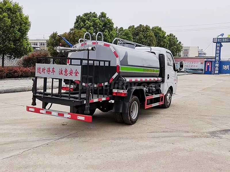 東風(fēng)途逸藍(lán)牌灑水車(chē)