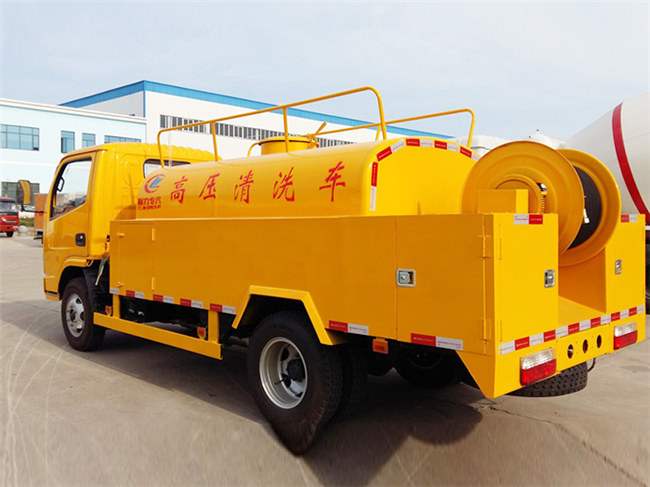 東風(fēng)多利卡D7高壓清洗車(chē)