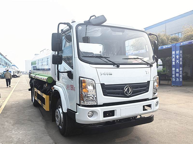 抑塵霧炮車、程力灑水車都來了，開展消毒作業