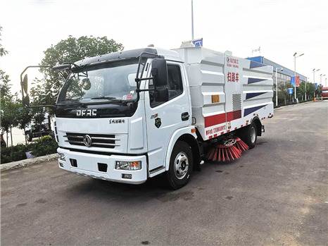 東風多利卡D7掃路車軍工產品發河北張家口！
